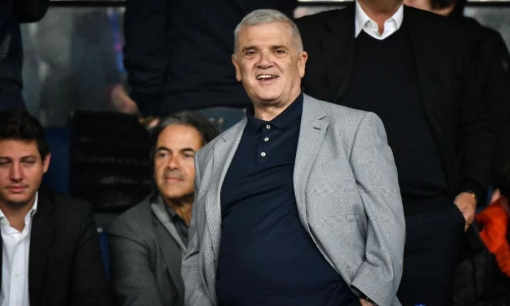 "Στα κάγκελα" ο κόσμος της ΑΕΚ με τον Μελισσανίδη